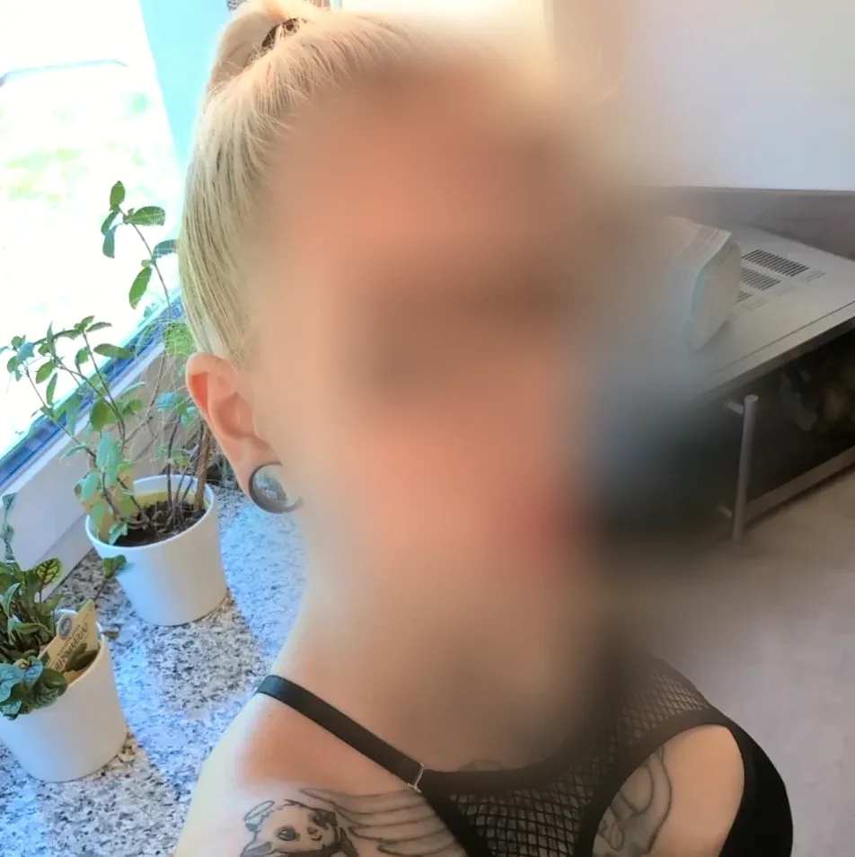 Amber, 27