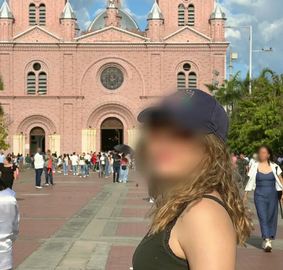Ellie, 25